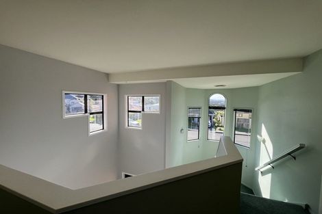 Photo of property in 6 Bennett Grove, Newlands, Wellington, 6037