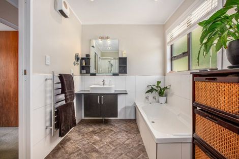 Photo of property in 104 Airlie Road, Plimmerton, Porirua, 5026