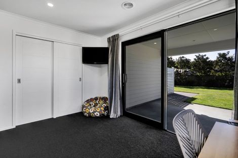 Photo of property in 6 Pebble Beach Court, Waiwhakaiho, New Plymouth, 4312