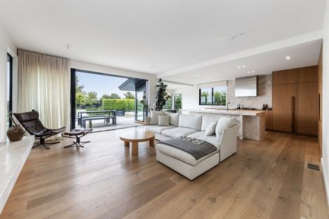 Photo of property in 56 Covil Avenue, Te Atatu South, Auckland, 0610