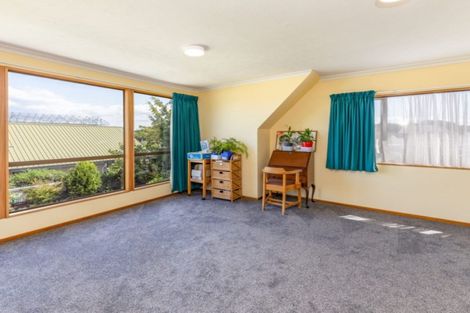 Photo of property in 10 Pyatt Place, Redwood, Christchurch, 8051