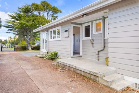 Photo of property in 17 Albert Road, Kelston, Auckland, 0602