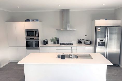 Photo of property in 2 Huarahi Pai Road, Huapai, Kumeu, 0810