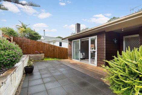 Photo of property in 62 Easton Park Parade, Glenfield, Auckland, 0629