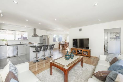 Photo of property in 2 Vanbrugh Place, Bucklands Beach, Auckland, 2014