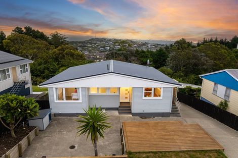 Photo of property in 16 Sasanof View, Ascot Park, Porirua, 5024