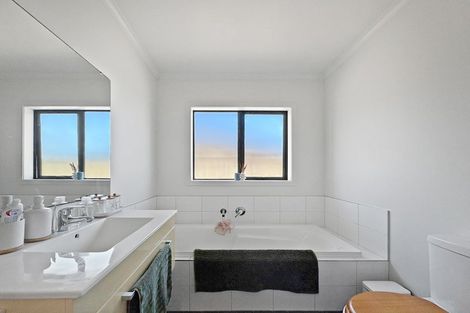 Photo of property in 25 Waikai Close, Ruakura, Hamilton, 3214