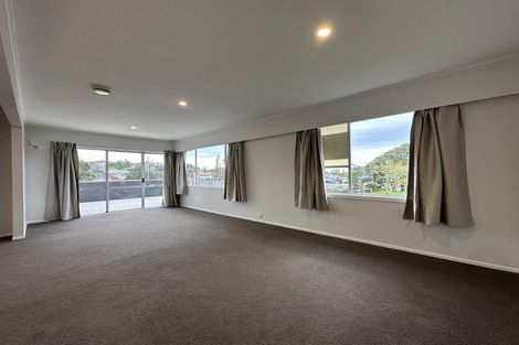 Photo of property in 19 Lydford Place, Glendene, Auckland, 0602