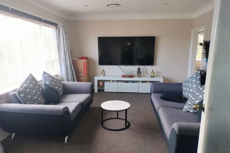 Photo of property in 11 Miles Crescent, Newlands, Wellington, 6037