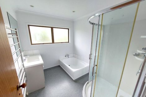 Photo of property in 8 Lowtherhurst Road, Massey, Auckland, 0614