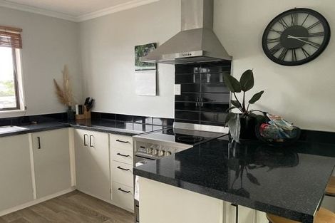 Photo of property in 2/4 Colonial Place, Kelvin Grove, Palmerston North, 4414