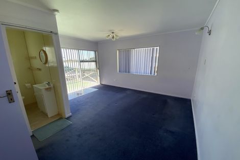 Photo of property in 11 Robert Burke Place, Henderson, Auckland, 0612