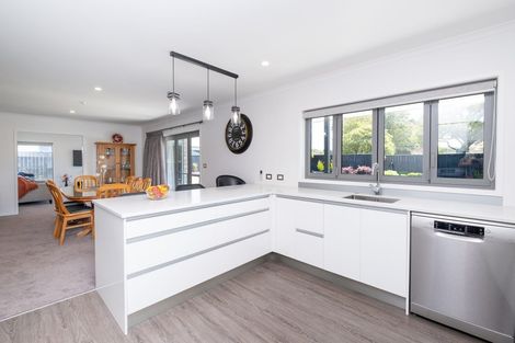 Photo of property in 12 Montague Grove, Stratford, 4332