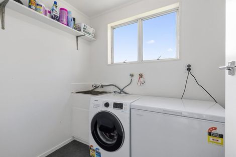 Photo of property in 124 Gloaming Hill, Titahi Bay, Porirua, 5022