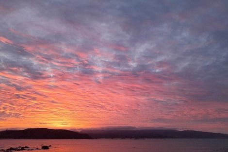 Photo of property in 2/420 Queens Drive, Lyall Bay, Wellington, 6022