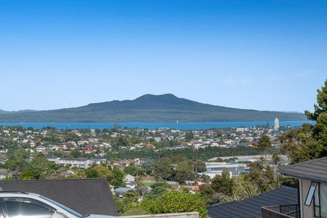 Photo of property in 38 Sunset Road, Unsworth Heights, Auckland, 0632