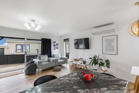 Photo of property in 22 Edgewater Parade, Waiuku, 2123