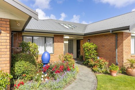 Photo of property in 16 Kinross Drive, Merrilands, New Plymouth, 4312