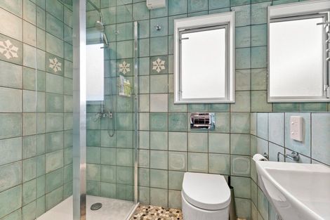 Photo of property in 10 Cave Road, Houghton Bay, Wellington, 6023