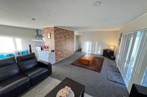 Photo of property in 15 Hinerau Street, Henderson, Auckland, 0612