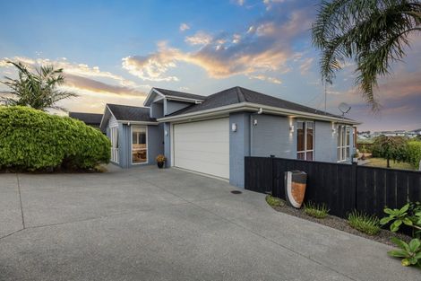 Photo of property in 21 Flavell Drive, Orewa, 0931