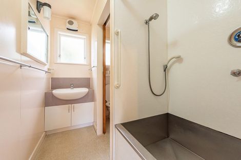 Photo of property in 8 Miles Crescent, Newlands, Wellington, 6037