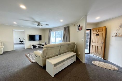 Photo of property in 5 Avonleigh Road, Green Bay, Auckland, 0604