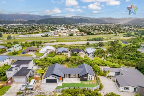 Photo of property in 9 Swain Grove, Riverstone Terraces, Upper Hutt, 5018