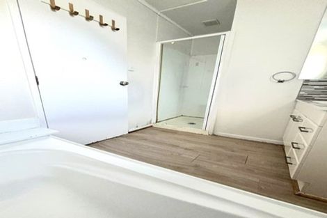 Photo of property in 104 Kemp Road, Massey, Auckland, 0614