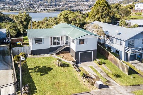 Photo of property in 124 Gloaming Hill, Titahi Bay, Porirua, 5022