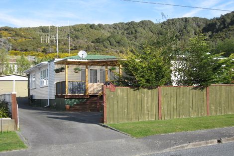 Photo of property in 5 Gardiner Grove, Wainuiomata, Lower Hutt, 5014