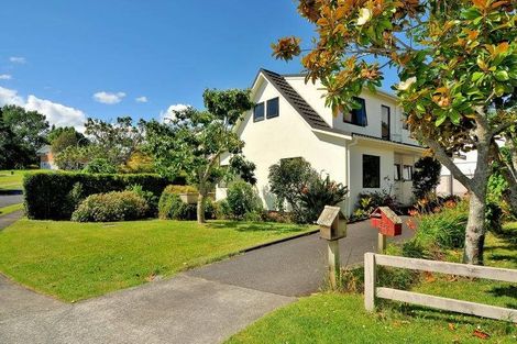 Photo of property in 1/33a Pickwick Parade, Mellons Bay, Auckland, 2014