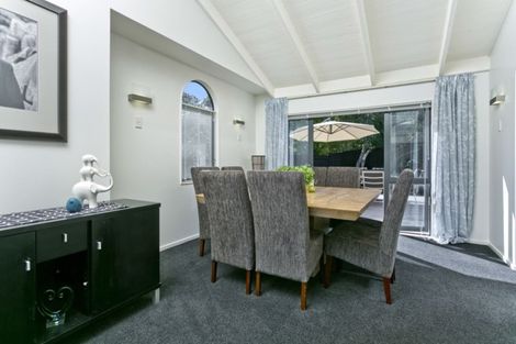 Photo of property in 15 Thornbill Rise, Unsworth Heights, Auckland, 0632