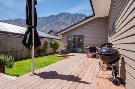 Photo of property in 17 Howden Drive, Jacks Point, 9371