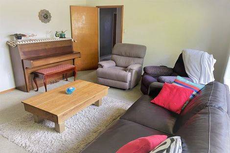 Photo of property in 44 Easton Park Parade, Glenfield, Auckland, 0629