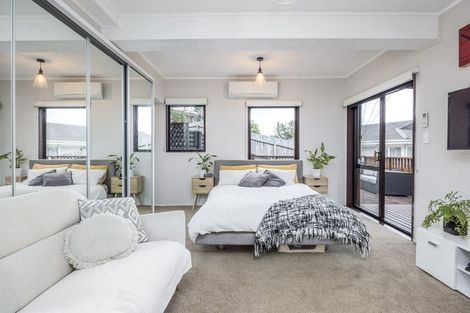 Photo of property in 30 Te Anau Place, Pakuranga Heights, Auckland, 2010