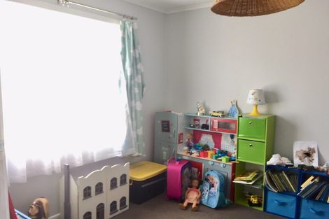 Photo of property in 49 Cotswold Crescent, Newlands, Wellington, 6037