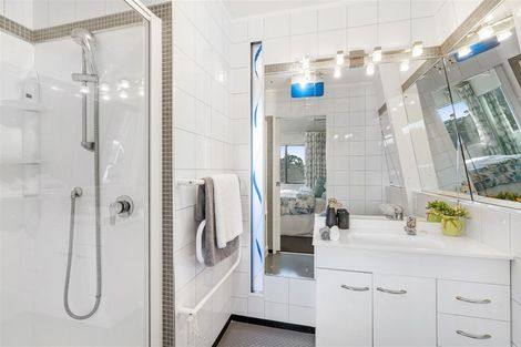 Photo of property in 17 Noeleen Street, Glenfield, Auckland, 0629