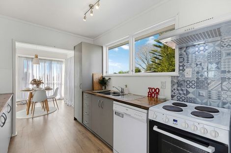 Photo of property in 38 Sunvue Road, Glen Eden, Auckland, 0602