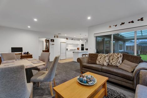 Photo of property in 2 Rayner Way, Glen Avon, New Plymouth, 4312