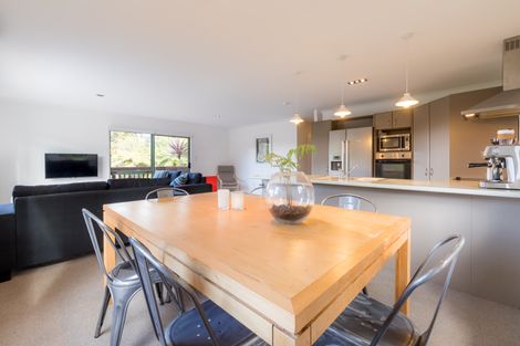 Photo of property in 85 Laingholm Drive, Laingholm, Auckland, 0604