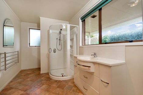 Photo of property in 16 Babich Road, Henderson Valley, Auckland, 0614