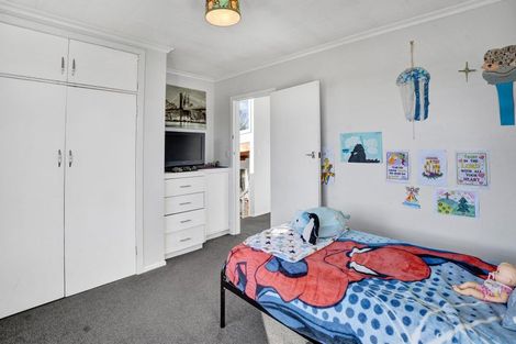 Photo of property in 6 Kowhai Street, Inglewood, 4330