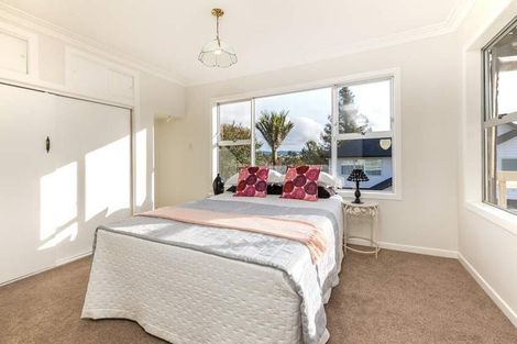 Photo of property in 11 Castaing Crescent, Te Atatu South, Auckland, 0610