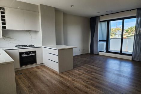 Photo of property in 22e Totaravale Drive, Totara Vale, Auckland, 0629