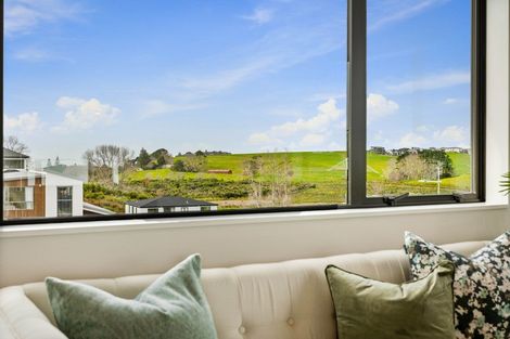 Photo of property in 8 Fender Place, Long Bay, Auckland, 0630