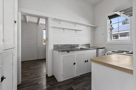 Photo of property in 25 Paynters Avenue, Strandon, New Plymouth, 4312