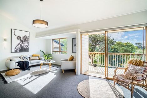 Photo of property in 42 Deuxberry Avenue, Northcote, Auckland, 0627