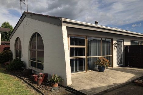 Photo of property in 2/64 Challen Close, Conifer Grove, Takanini, 2112