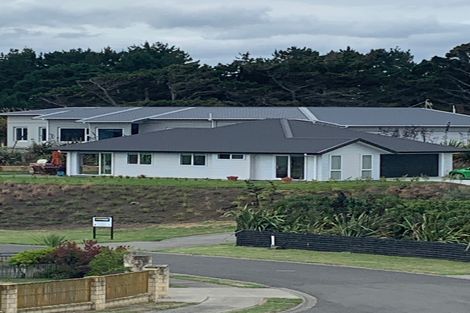 Photo of property in 33 Golf Vue Place, Castlecliff, Whanganui, 4501